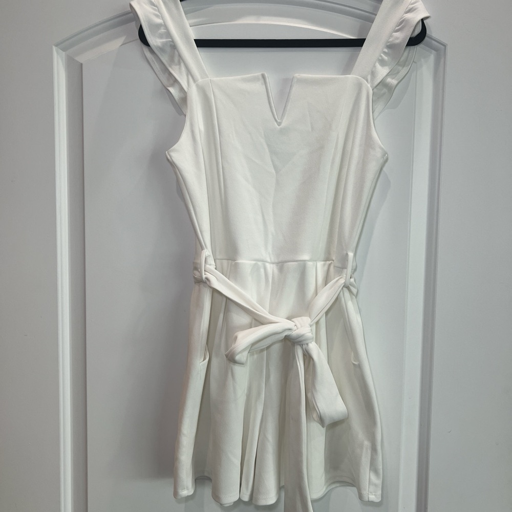 Elegant White Sleeveless Dress
